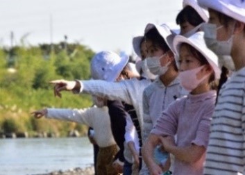 あ！見て！　　　　　　　　　　　　サケが 遡上しているよ～！