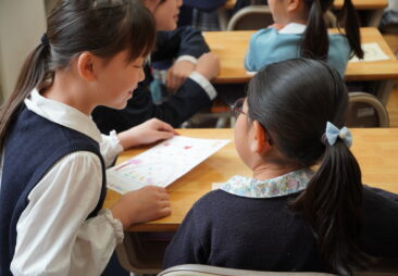 1年生と6年生の名刺交換