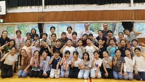 雷雨で急遽稲刈りが中止に。体育館での交流会の時間をたくさんもつことができました。