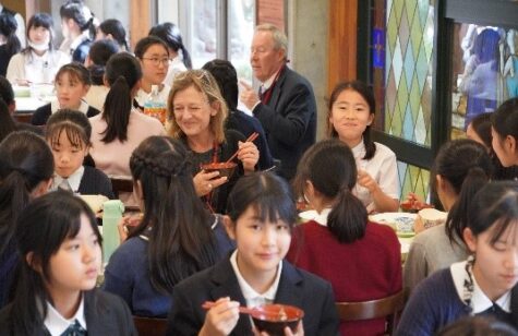 　　　　　　　　　　　　EACの先生方が来校された際も