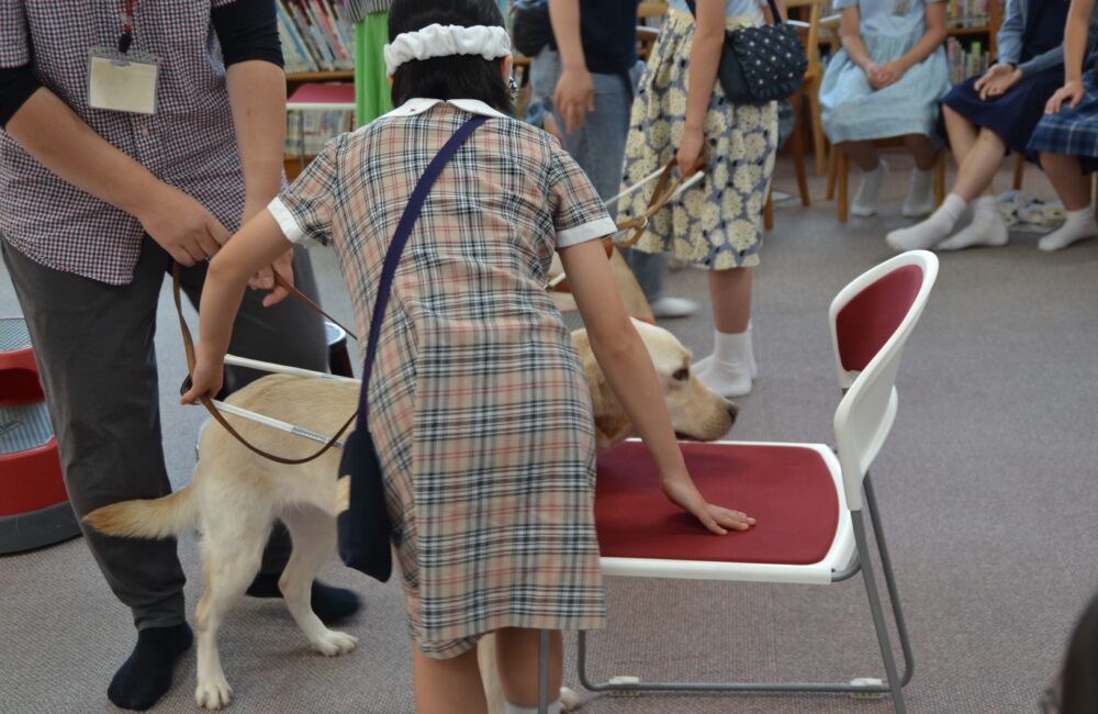 座面を確かめて座ります