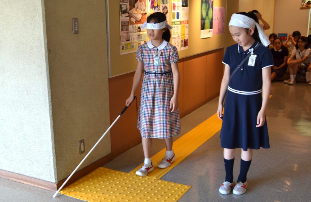 白杖体験歩行も行い
白杖を使用する方の気持ちを思います