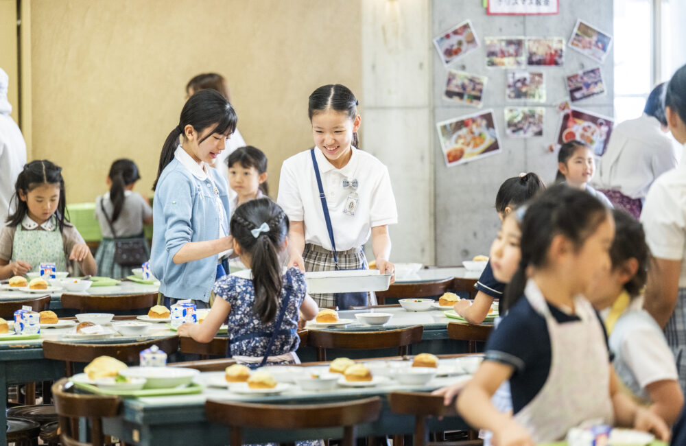 1年生は慣れるまで6年生がサポートします