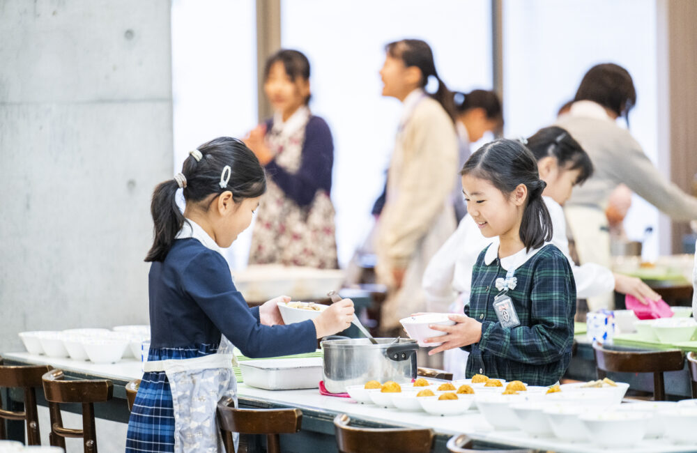 グループのリーダーが準備にやってきます